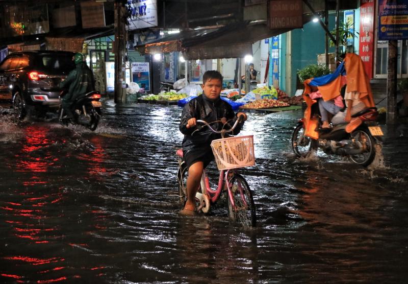 TP.HCM có mưa lớn trong đêm: Người dân chật vật 'vượt sóng' trên Quốc lộ 50 - Ảnh 8.