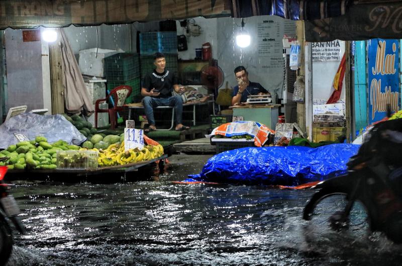 TP.HCM có mưa lớn trong đêm: Người dân chật vật 'vượt sóng' trên Quốc lộ 50 - Ảnh 6.