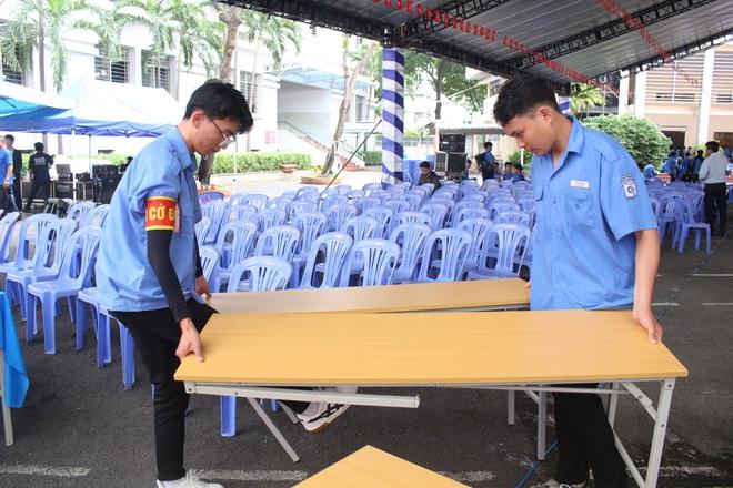 Ngôi trường gần 120 năm tuổi tất bật cho lễ khai giảng năm học mới - Ảnh 6.