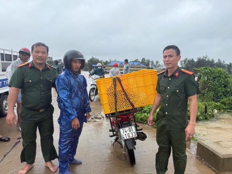 Bão số 10: Công an xã lặn xuống nước tìm tài sản người dân bị cuốn trôi- Ảnh 1.