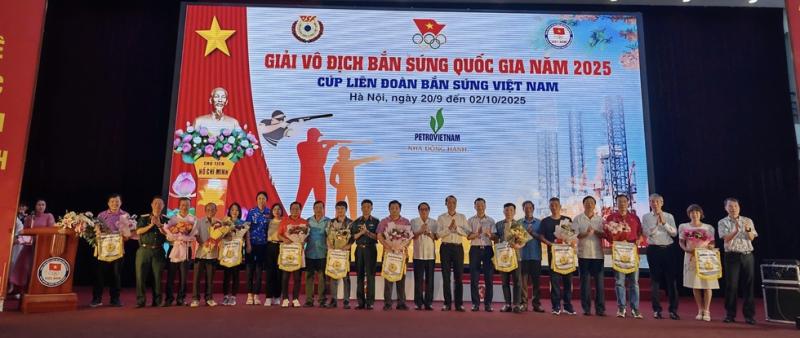 Nhà vô địch ASIAD Phạm Quang Huy và tốp 4 Olympic Trịnh Thu Vinh đấu giải bắn súng quốc gia- Ảnh 1.
