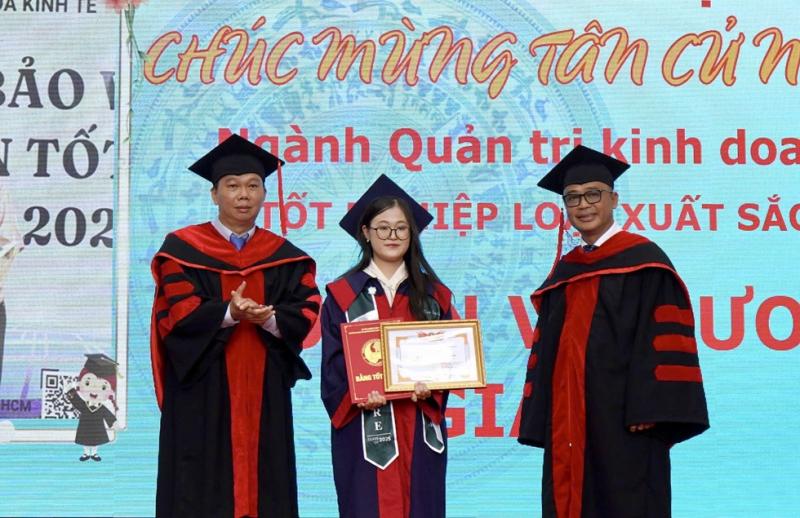 Hiệu trưởng chia sẻ với sinh viên về lối sống xanh, bền vững trong lễ tốt nghiệp- Ảnh 1.