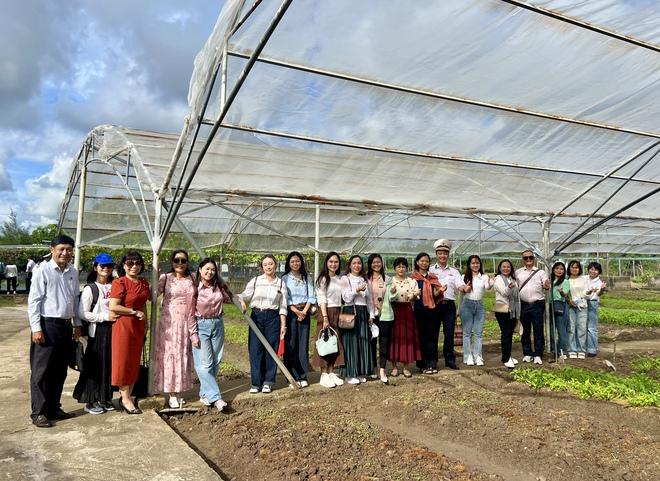 Nhận món quà 200 cây ăn trái, chiến sĩ hải quân đào đất trồng ngay  - Ảnh 4.