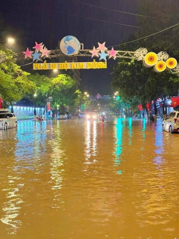 Thành phố Cao Bằng ngập do ảnh hưởng hoàn lưu bão số 10  - Ảnh 3.