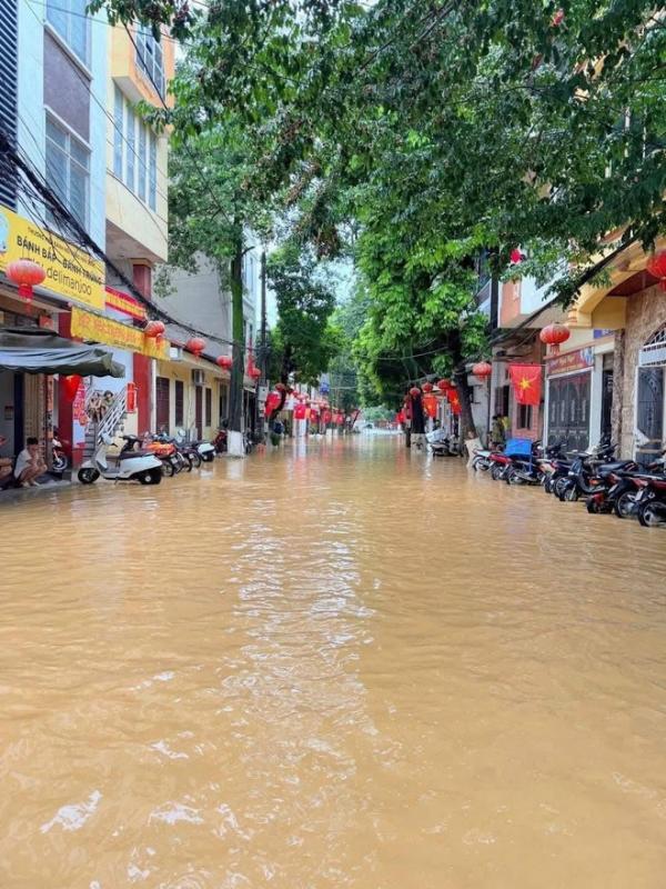 Thành phố Cao Bằng ngập do ảnh hưởng hoàn lưu bão số 10  - Ảnh 4.