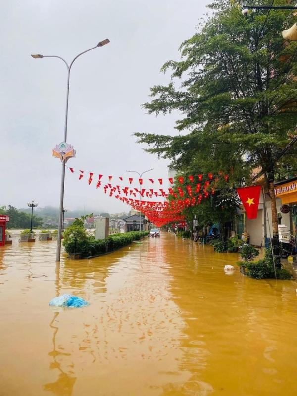 Thành phố Cao Bằng ngập do ảnh hưởng hoàn lưu bão số 10  - Ảnh 2.