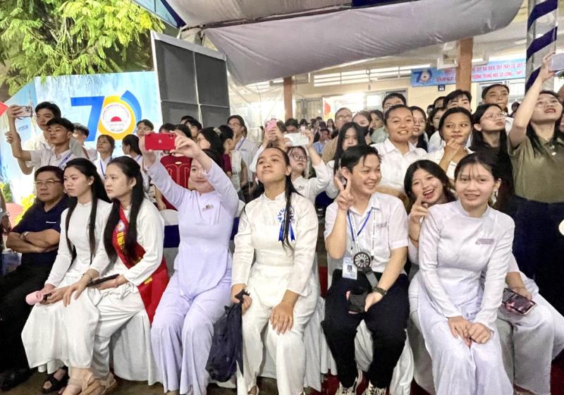 Thượng tướng Nguyễn Trọng Nghĩa dự lễ kỷ niệm ngôi trường 7 thập kỷ - Ảnh 9.