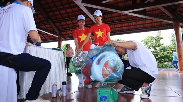 Người già, trẻ nhỏ cười khúc khích khi... đổi rác lấy quà- Ảnh 4.