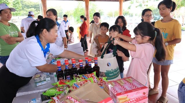 Người già, trẻ nhỏ cười khúc khích khi... đổi rác lấy quà- Ảnh 6.
