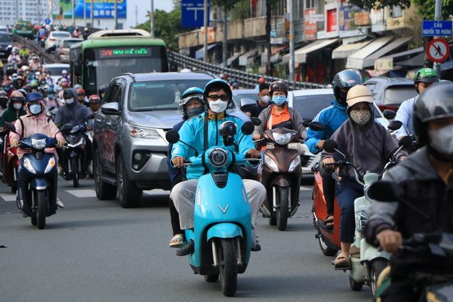 Hết nghỉ lễ 2.9: Sáng nay, đường phố TP.HCM nhộn nhịp trở lại  - Ảnh 12.