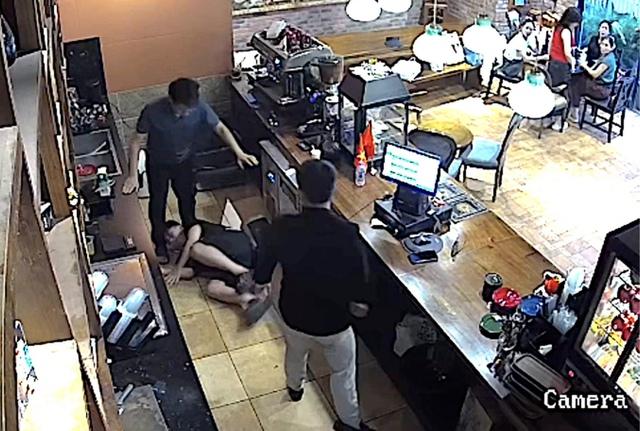 Vụ ‘tổng tài’ ra hiệu lệnh, nhân viên quán cà phê bị đánh: Bắt khẩn cấp 1 người- Ảnh 2.