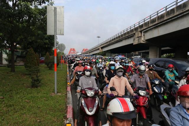 Giao thông rối loạn khi đóng cầu Bình Triệu 1, Sở Xây dựng TP.HCM nói gì?- Ảnh 2.