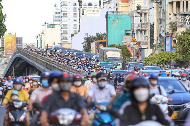 TP.HCM có hơn 11 triệu xe cá nhân, đường phố tăng gấp đôi mới đủ chỗ chạy- Ảnh 2.