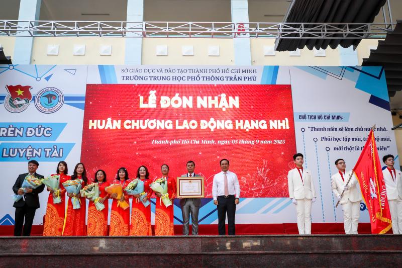 Những hình ảnh tuyệt đẹp ngày khai giảng ở siêu đô thị lớn nhất cả nước - Ảnh 2.