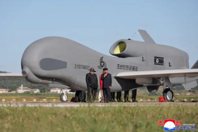 UAV giờ uy lực hơn nhờ tấn công bầy đàn bằng AI - Ảnh 1.