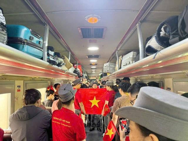 Hào khí trên chuyến tàu SE3 nhân dịp Quốc khánh 80 năm độc lập của dân tộc - Ảnh 2.
