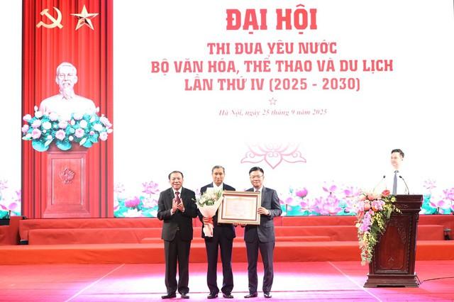 HLV Mai Đức Chung nhận danh hiệu Anh hùng Lao động: ‘Tôi rất cảm động và hạnh phúc’- Ảnh 1.