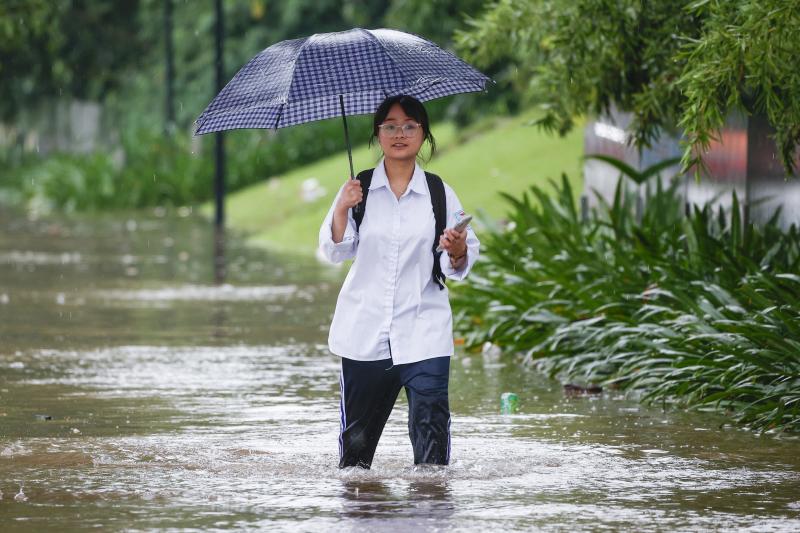 Người dân chèo thuyền lấy đồ ăn ở 'phố ngập' Hà Nội- Ảnh 13.