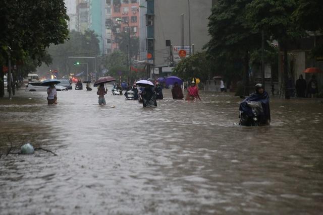 Hà Nội ngập khắp nơi, người dân cố vượt 'biển nước' về nhà- Ảnh 1.