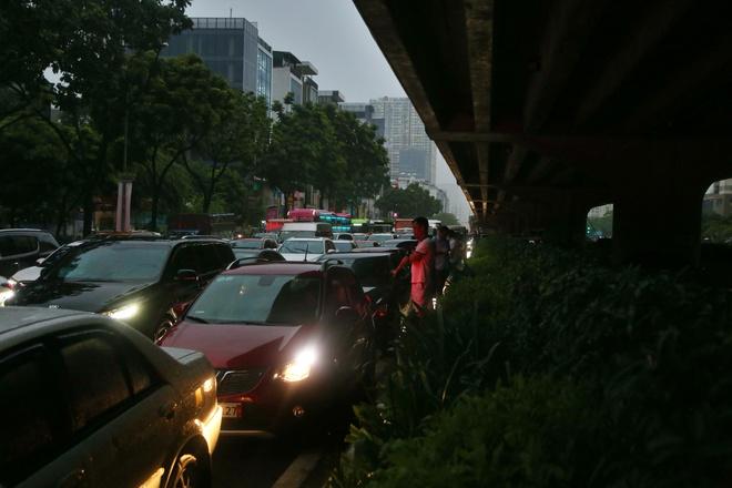 Hà Nội ngập khắp nơi, người dân cố vượt 'biển nước' về nhà- Ảnh 8.
