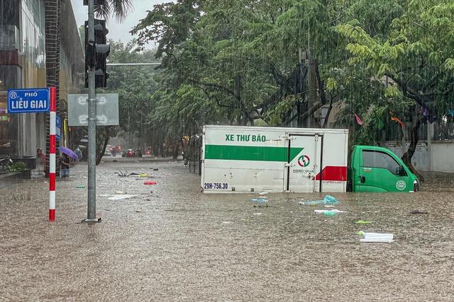 Hà Nội ngập khắp nơi, người dân cố vượt 'biển nước' về nhà- Ảnh 11.