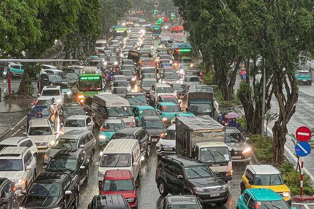 Hà Nội ngập khắp nơi, người dân cố vượt 'biển nước' về nhà- Ảnh 10.