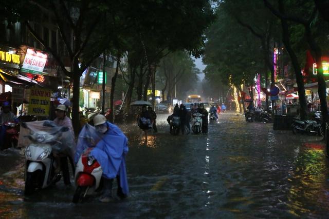 Hà Nội ngập khắp nơi, người dân cố vượt 'biển nước' về nhà- Ảnh 6.