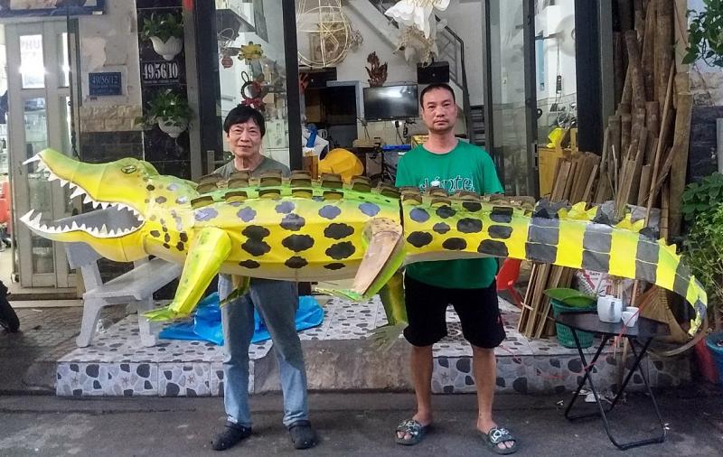 Lồng đèn độc lạ bạc triệu: Cặp cua sinh tử, cá sấu khổng lồ... - Ảnh 7.