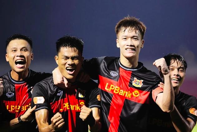Ninh Bình tạo sóng lớn, cuộc đua vô địch V-League nghẹt thở: Đội nào đuổi kịp được đây! - Ảnh 1.