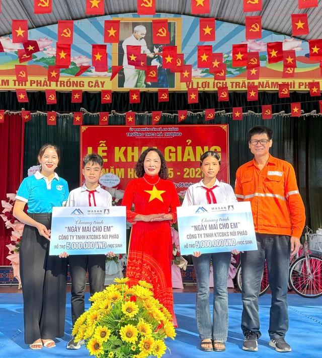 Núi Pháo trao học bổng ‘Ngày mai cho em’ tiếp sức học sinh nghèo đến trường - Ảnh 1.