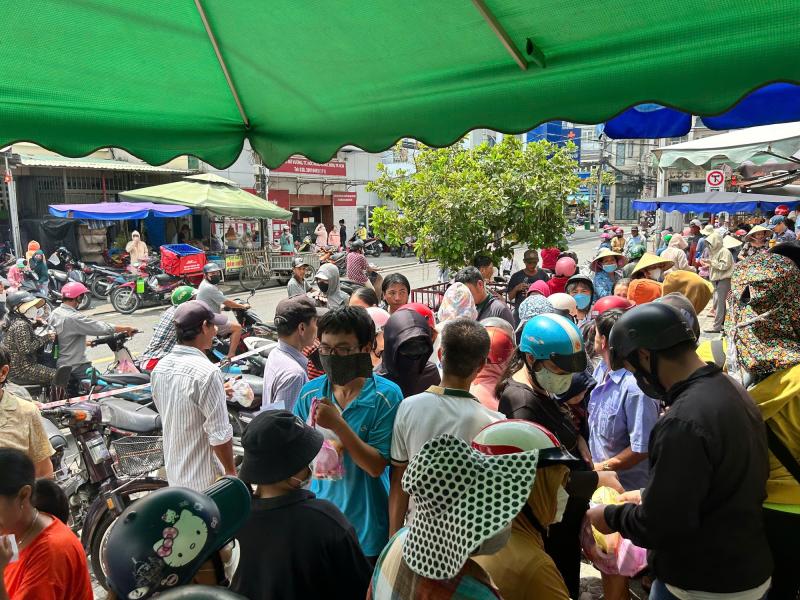 Xếp hàng dài từ 6-7 giờ sáng để tham gia 'chợ lá' - Ảnh 1.
