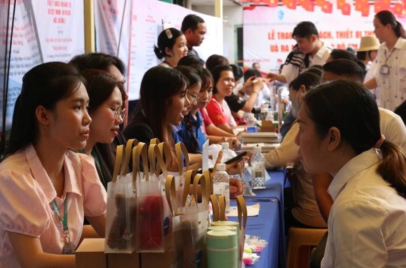 Nhiều việc làm đang cần tuyển gấp, có mức lương đến 25 triệu đồng/tháng- Ảnh 1.