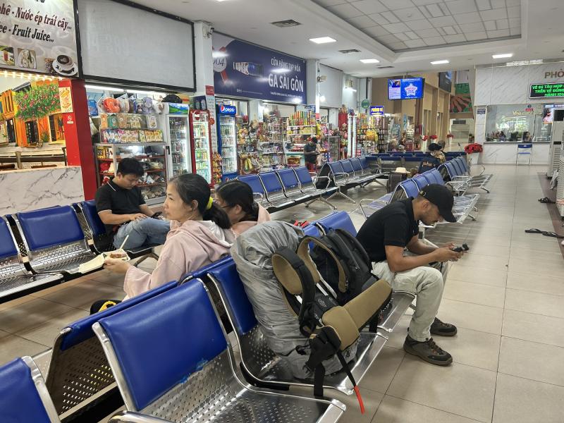 Hành khách đổ xô mua vé tàu tết - Ảnh 6.