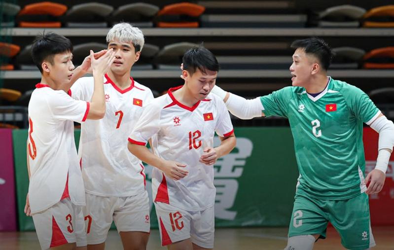 Futsal Việt Nam đặt một chân vào VCK châu Á, Trung Quốc sớm dừng chân- Ảnh 1.