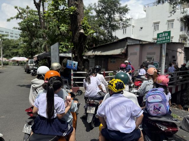 Phụ huynh đưa đón con đi học coi chừng bị CSGT phạt vì lỗi phổ biến này - Ảnh 2.