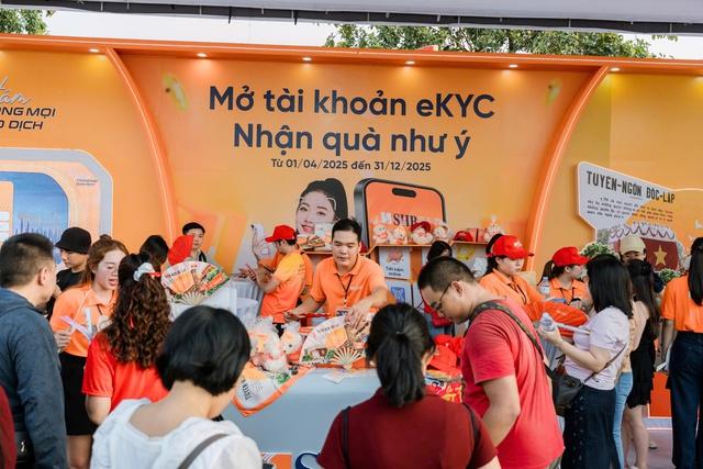 V Fest tưng bừng, giới trẻ check-in tại ‘góc sống ảo’ của SHB- Ảnh 1.