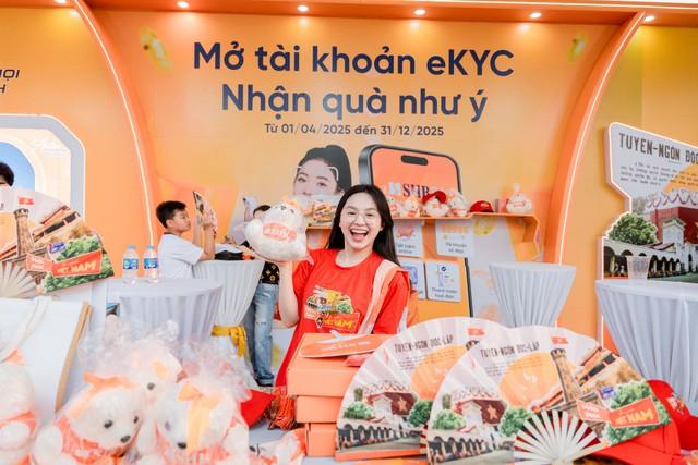 V Fest tưng bừng, giới trẻ check-in tại ‘góc sống ảo’ của SHB- Ảnh 3.