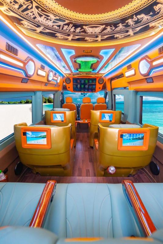 Thuê xe Limousine ghế Boeing mát-xa trọn gói nâng tầm du lịch hiện đại - Ảnh 2.