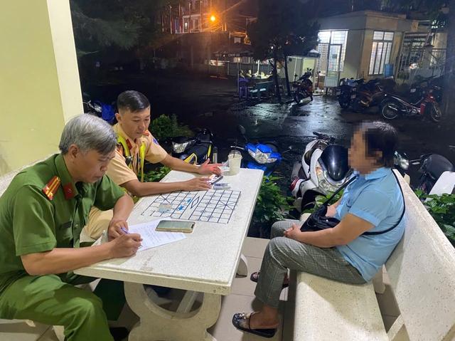 Người phụ nữ rải bột lạ trên đường ở TP.HCM: 'Chỉ là bột cà phê' - Ảnh 3.