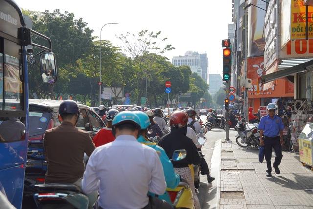 TP.HCM lắp gần 800 bộ đèn cho xe 2 bánh rẽ phải khi đèn đỏ - Ảnh 1.