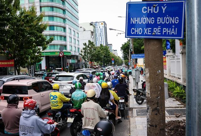 TP.HCM lắp gần 800 bộ đèn cho xe 2 bánh rẽ phải khi đèn đỏ - Ảnh 2.