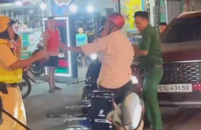 Clip người đàn ông hành hung thanh niên xung phong ở TP.HCM: Công an vào cuộc - Ảnh 1.