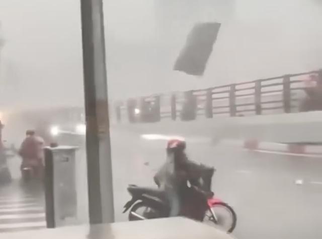 Mái tôn bay vèo vèo trong cơn giông lốc dữ dội ở TP.HCM, vì sao?- Ảnh 1.