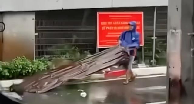 Mái tôn bay vèo vèo trong cơn giông lốc dữ dội ở TP.HCM, vì sao?- Ảnh 2.