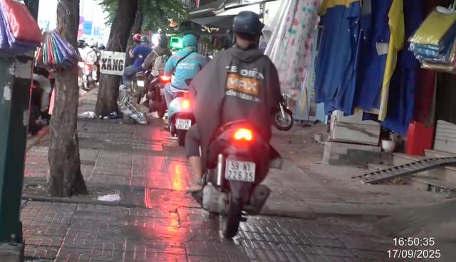 Hàng loạt xe máy đi trên vỉa hè Bình Thạnh, Gò Vấp cũ bị CSGT phạt nguội - Ảnh 3.