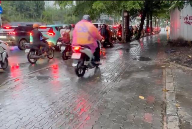 CSGT TP.HCM phạt nguội 132 xe máy đi trên vỉa hè đường Mai Chí Thọ - Ảnh 4.