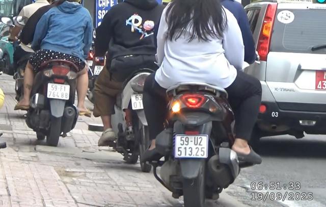 Cả trăm xe máy đi trên vỉa hè đường Hồ Văn Huê... cùng nhau 'dính' phạt nguội - Ảnh 4.