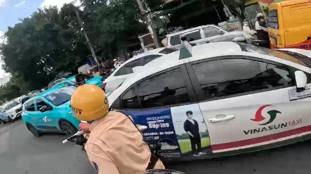 CSGT thần tốc mở đường cứu thai phụ đau bụng dữ dội giữa dòng xe cộ - Ảnh 1.