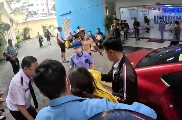 CSGT thần tốc mở đường cứu thai phụ đau bụng dữ dội giữa dòng xe cộ - Ảnh 2.