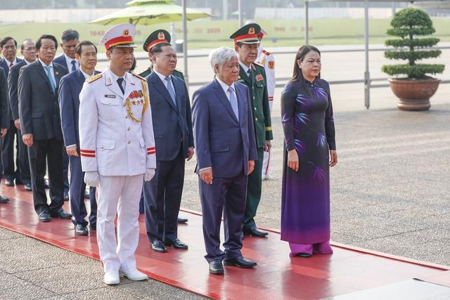 Đại biểu Đảng bộ MTTQ, các đoàn thể T.Ư vào Lăng viếng Chủ tịch Hồ Chí Minh- Ảnh 2. Đại biểu Đảng bộ MTTQ, các đoàn thể T.Ư vào Lăng viếng Chủ tịch Hồ Chí Minh- Ảnh 2.